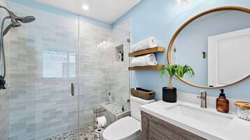 Shower, bidet, towels
