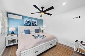 1 slaapkamer, een bureau, een strijkplank/strijkijzer, reisbedje