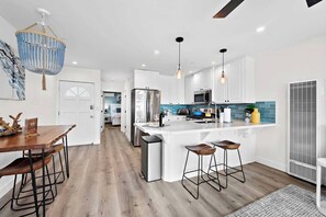 ثلاجة، ميكروويف، فرن، موقد طهي مسطح