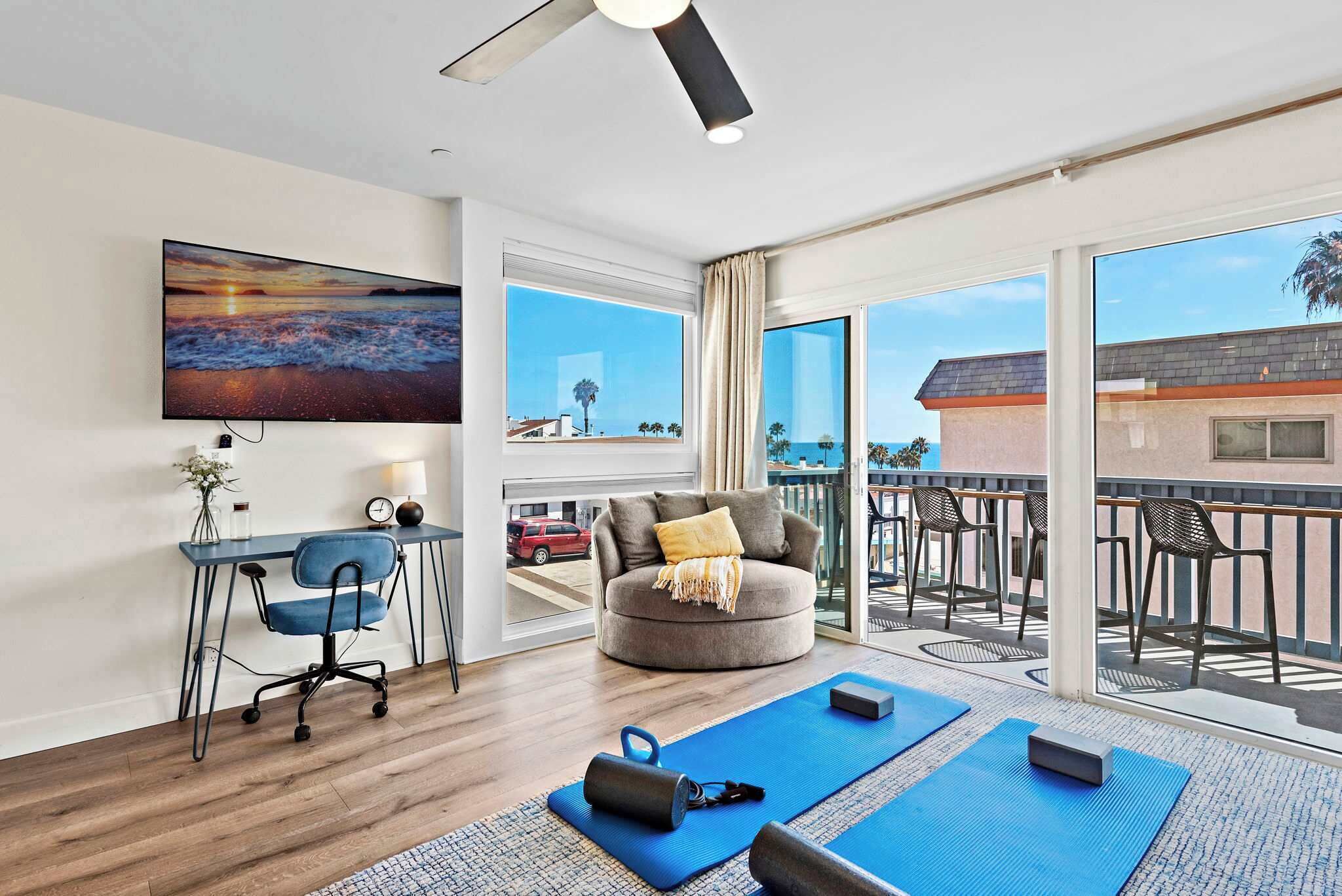 Télévision, lecteur de DVD, chaîne hi-fi, espaces bureaux