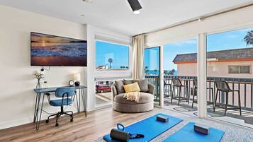 TV, lettore DVD, impianto stereo, studio