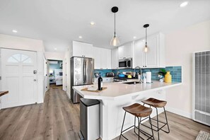 ثلاجة، ميكروويف، فرن، موقد طهي مسطح