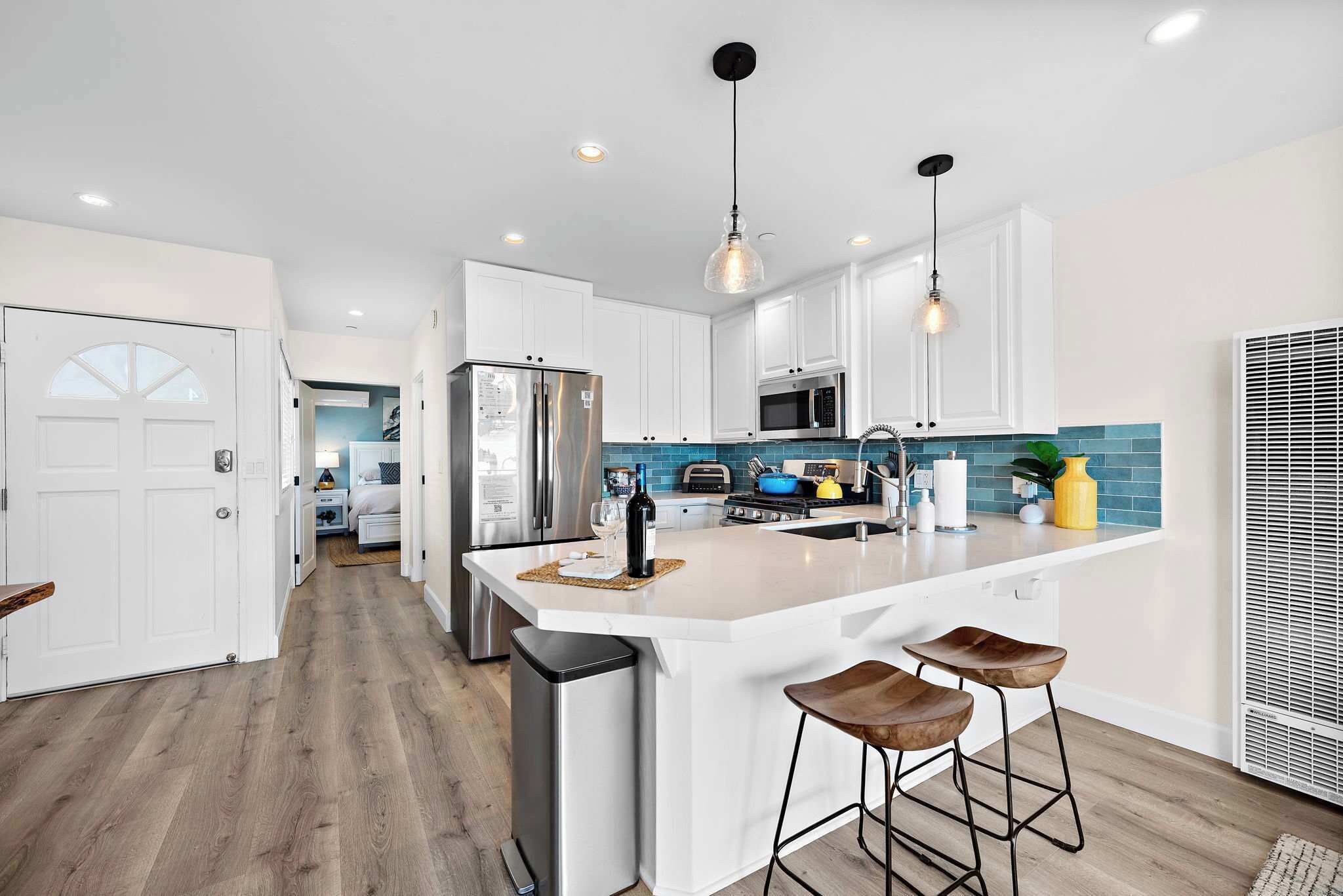 Jääkaappi, mikroaaltouuni, uuni, liesi