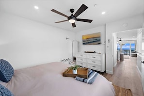 1 chambre, literie de qualité, bureau, fer et planche à repasser