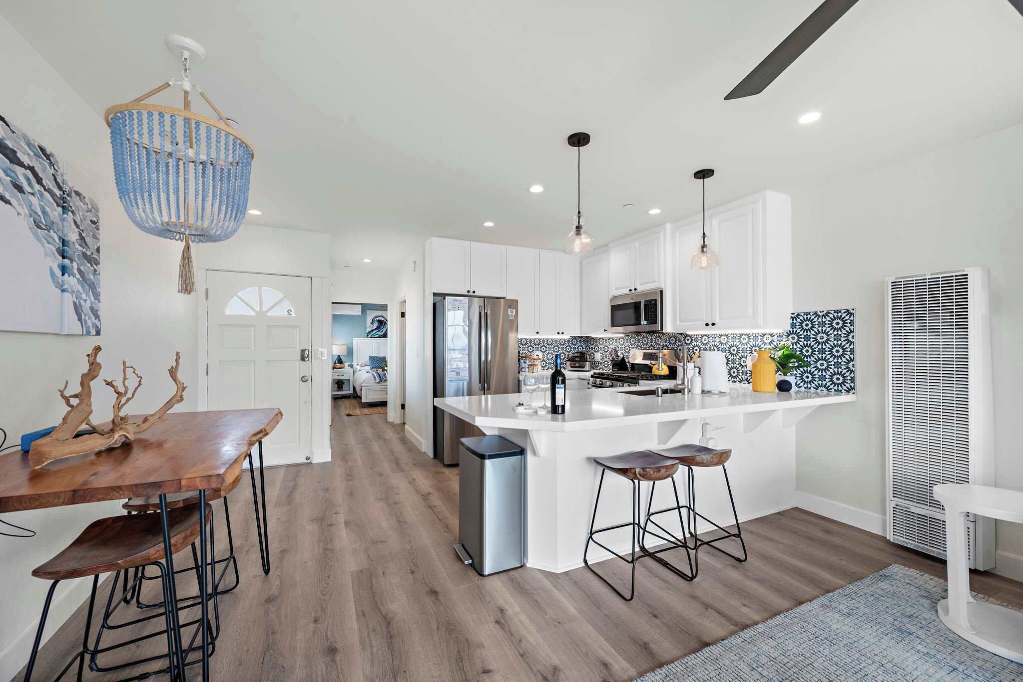 Jääkaappi, mikroaaltouuni, uuni, liesi