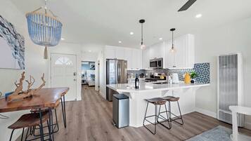 Jääkaappi, mikroaaltouuni, uuni, liesi