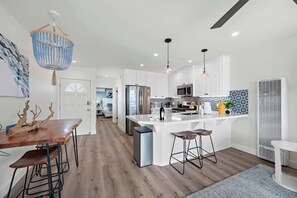 Kjøleskap, mikrobølgeovn, ovn og kokeplater