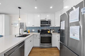 Fridge, microwave, oven, stovetop - Oceanview Retreat Steps to Beach + Bikes 5starstay (San Clemente)