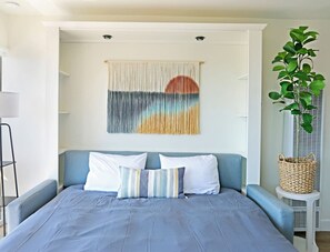 1 slaapkamer, een bureau, een strijkplank/strijkijzer, reisbedje