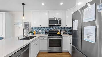 Frigorifero, microonde, forno, piano cottura