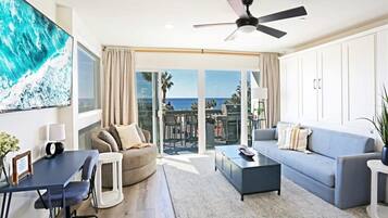 Télévision, lecteur de DVD, livres, chaßne hi-fi