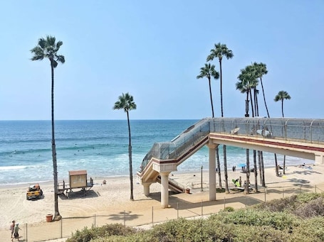 Beach nearby. Oceanview Penthouse Walk to beach Bikes Pets ok