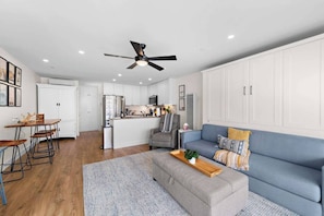 Smart TV, Netflix, Hulu, books - Private Studio with Balcony and Easy Walk to Beach (San Clemente)
