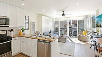 Kühlschrank, Mikrowelle, Ofen, Herdplatte