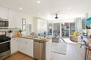 Fridge, microwave, oven, stovetop - 95 Walk Score Bikes 300Mbps 2minBeach 5starpromise (San Clemente)