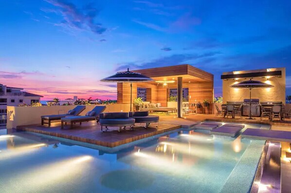 Alberca al aire libre y alberca climatizada