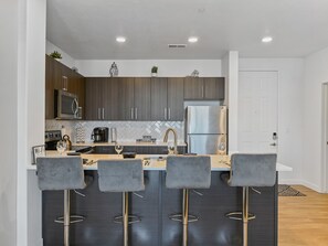 Réfrigérateur, four à micro-ondes, un four, surface de cuisson