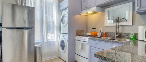 ثلاجة، ميكروويف، فرن، موقد طهي مسطح