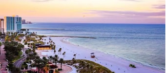 MODERN/Mins to Beach/walk to dwtn/Free parking