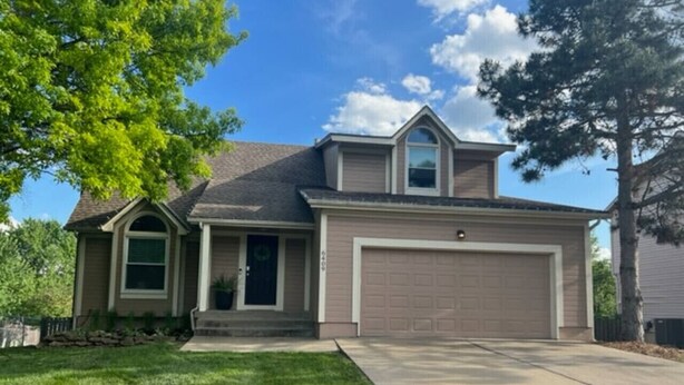 Exterior - Spacious 4 BDRM, Game Room, 85” TV, Fenced Yard (Overland Park)
