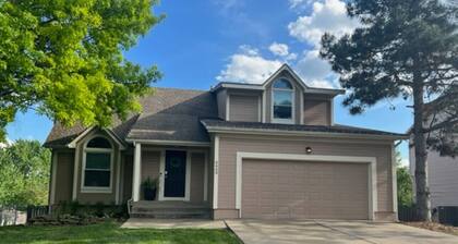 Spacious 4 BDRM, Game Room, 85” TV, Fenced Yard