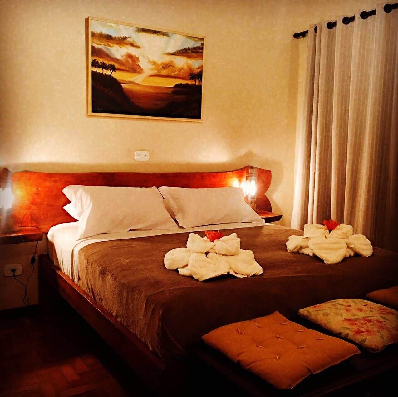 Standard-Doppel- oder -Zweibettzimmer | Schreibtisch, Bettwäsche