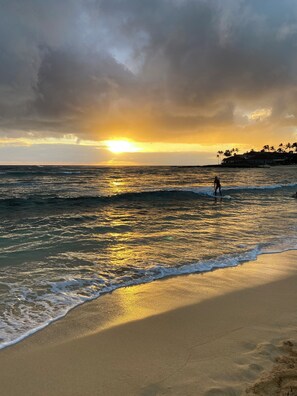 On the beach - Gorgeous Kiahuna unit - fully remodeled Fall 2022!! (Koloa)