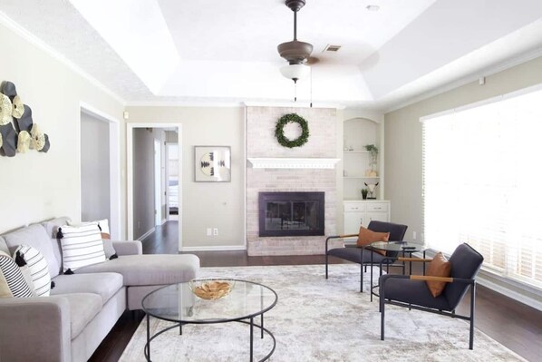 Smart TV, chimenea, oficina