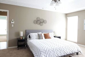 3 chambres, bureau, fer et planche à repasser, lit parapluie