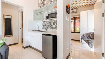 KĂŒhlschrank, Mikrowelle, Ofen, Herdplatte