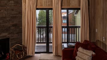 Smart TV, fireplace, stereo