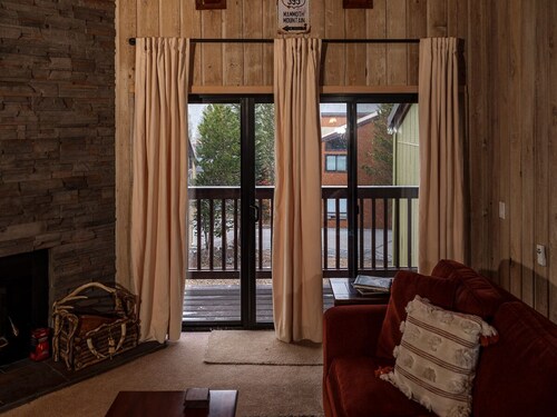 The Cozy Canyon Lodge Condo! A Walk to the lifts! Ski in Ski Out