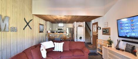 Smart TV, chimenea y estéreo