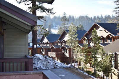 The Cozy Canyon Lodge Condo! A Walk to the lifts! Ski in Ski Out