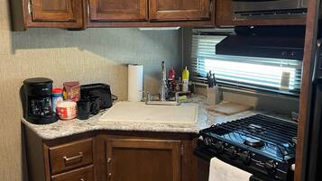 Geladeira, micro-ondas, fogão, cooktop