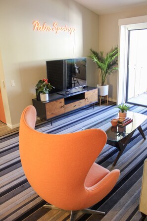 Smart TV, libros, videoteca y estéreo 