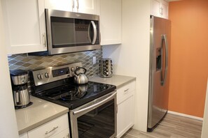 Refrigerador, microondas, horno y parrilla de estufa 