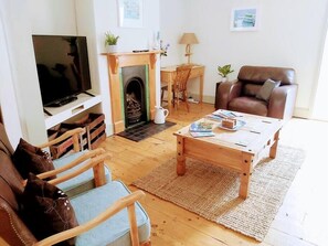 Smart TV, fireplace, DVD player, video library - The Nautical Nest in the heart of Dartmouth (Dartmouth)