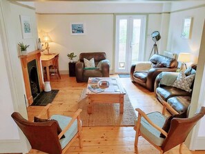Smart TV, fireplace, DVD player, video library - The Nautical Nest in the heart of Dartmouth (Dartmouth)