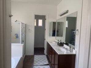 Ensemble douche/baignoire, sèche-cheveux, serviettes fournies, savon
