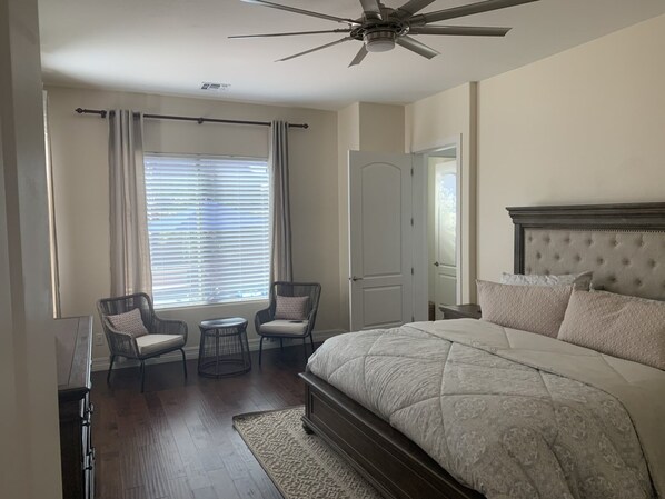 4 chambres, fer et planche à repasser, lit de bébé portatif