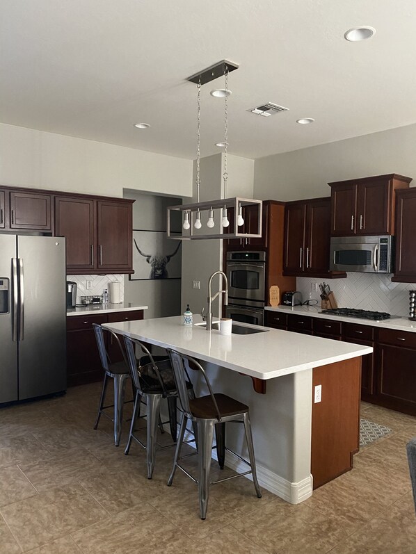 冷蔵庫、電子レンジ、オーブン、コンロ