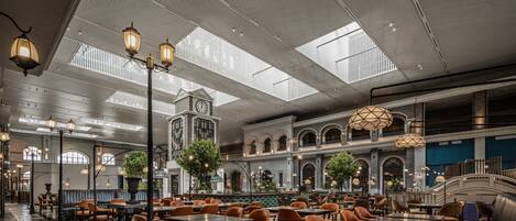 Daily buffet breakfast (CNY 100 per person)