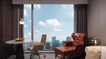 Suíte básica, 1 cama King, vista para a cidade | Sala de estar