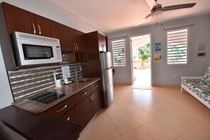 Kühlschrank, Mikrowelle, Herdplatte, Wasserkocher mit Kaffee-/Teezubehör