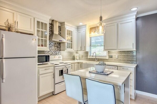 Fridge, microwave, oven, stovetop - Amazing Views of Maggie Valley Mountains, King Master, Hot Tub,Fire Table (Maggie Valley)