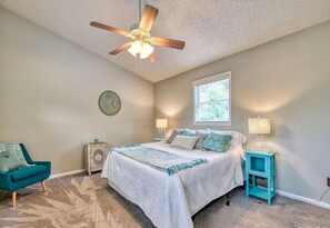 2 bedrooms, free WiFi, bed sheets, wheelchair access - Amazing Views of Maggie Valley Mountains, King Master, Hot Tub,Fire Table (Maggie Valley)