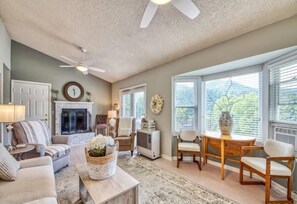 Smart TV, fireplace - Amazing Views of Maggie Valley Mountains, King Master, Hot Tub,Fire Table (Maggie Valley)