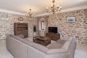 Superior Villa | Television - Holiday Villa Lovište Paradise (Orebic)