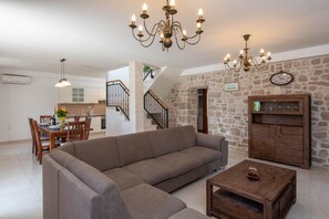 Superior Villa | Living area | TV - Holiday Villa Lovište Paradise (Orebic)